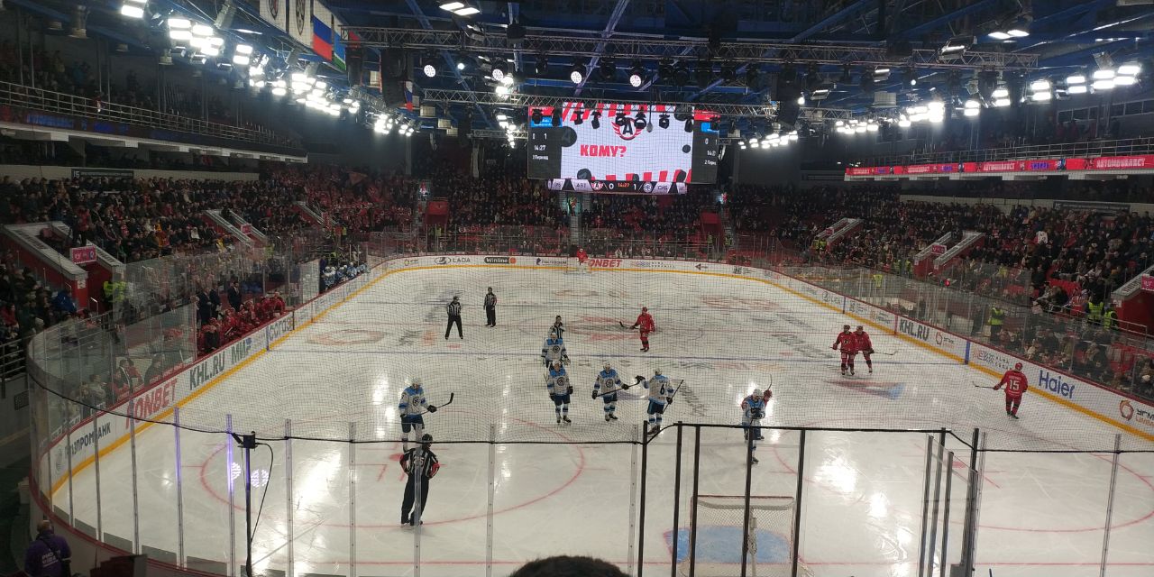 В рамках программы «Свой болельщик» подопечные фонда посетили хоккейный  матч «Автомобилист» - «Сибирь».